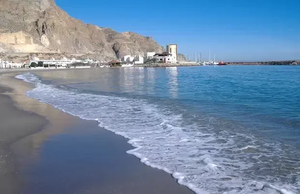disfrutando del sol y el mar Mediterráneo en la tranquila playa de Aguadulce, destino ideal para estancias cortas
