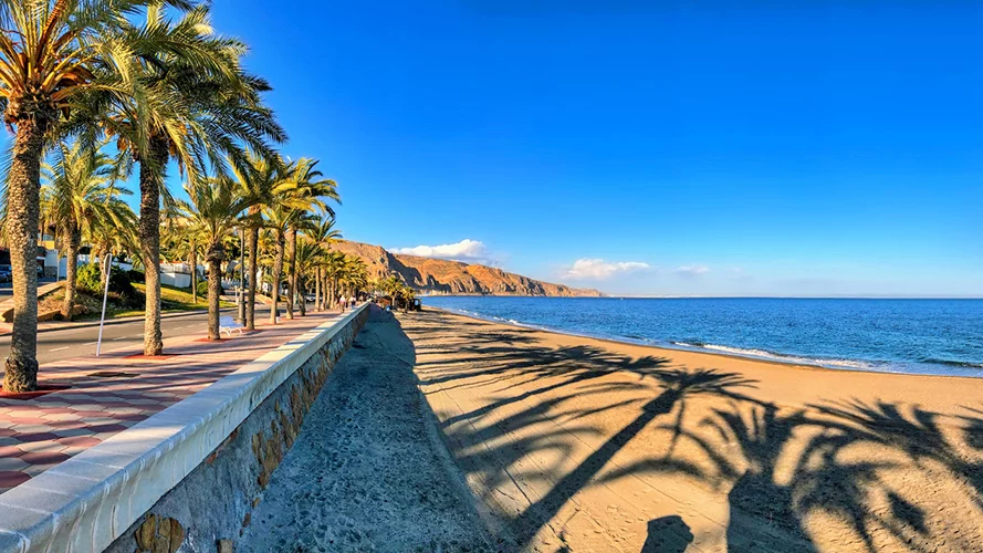 Aguas cristalinas y arena fina en la playa de Aguadulce, Almería, ubicada a un paso de nuestro alquiler vacacional